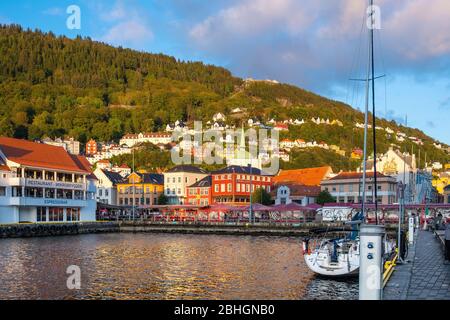 Bergen, Hordaland / Norwegen - 2019/09/03: Panoramablick auf das historische Stadtzentrum entlang der Bryggen Straße am Hafen von Bergen mit Heilig-Kreuz-Kirche und F Stockfoto