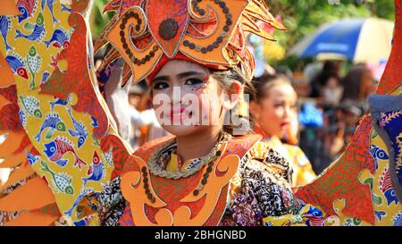 Pekalongan / Indonesien - 6. Oktober 2019: Wunderschöne Frauen tragen einzigartige Kostüme und tragen so ihre Teilnahme am Pekalongan Batik Karneval Stockfoto