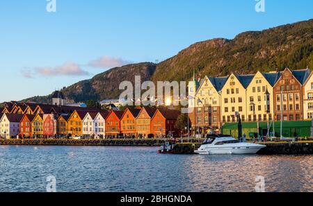 Bergen, Hordaland / Norwegen - 2019/09/03: Panoramablick auf das historische Bryggen-Viertel am Hafen von Bergen mit dem Floyen-Berg im Hintergrund Stockfoto