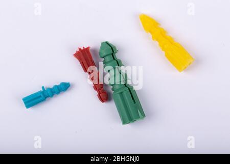 Kunststoff-Wandstecker für Befestigungsschraube auf weißem Hintergrund. Stockfoto