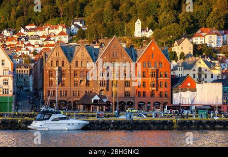 Bergen, Hordaland / Norwegen - 2019/09/03: Panoramablick auf das historische Bryggen-Viertel mit hanseatischen Bauwerken am Hafen von Bergen Vagen Stockfoto