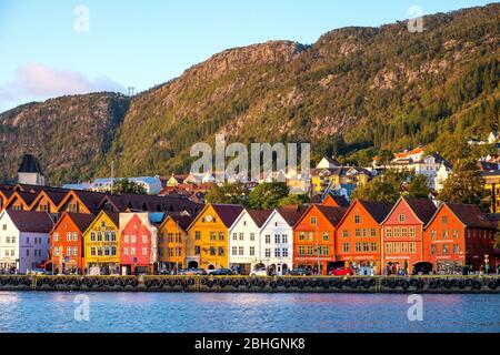 Bergen, Hordaland / Norwegen - 2019/09/03: Panoramablick auf das historische Bryggen-Viertel am Hafen von Bergen mit dem Floyen-Berg im Hintergrund Stockfoto