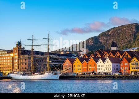 Bergen, Hordaland / Norwegen - 2019/09/03: Panoramablick auf das historische Bryggen-Viertel am Hafen von Bergen mit dem Floyen-Berg im Hintergrund Stockfoto