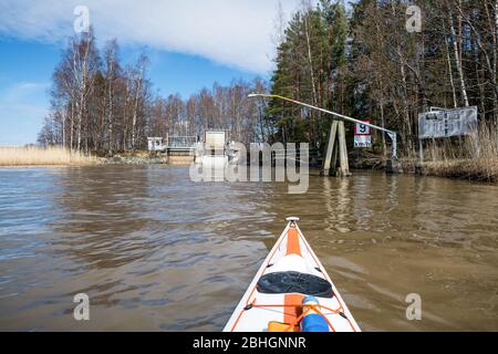 Kajakfahren auf dem Pikkalanjoki Fluss, Siuntio, Finnland Stockfoto