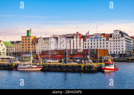 Bergen, Hordaland / Norwegen - 2019/09/03: Panoramablick auf das Strandsiden-Viertel entlang der Strandkaien-Straße am Hafen von Bergen Vagen über das historische Stockfoto