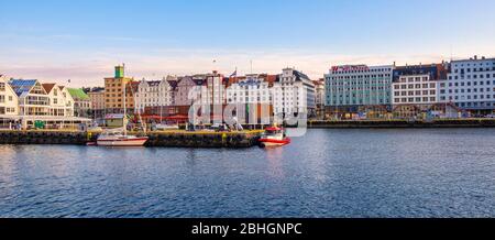 Bergen, Hordaland / Norwegen - 2019/09/03: Panoramablick auf das Strandsiden-Viertel entlang der Strandkaien-Straße am Hafen von Bergen Vagen über das historische Stockfoto