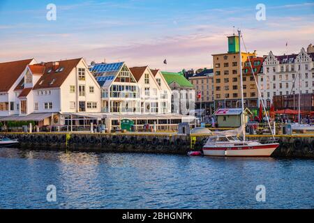 Bergen, Hordaland / Norwegen - 2019/09/03: Panoramablick auf das Strandsiden-Viertel entlang der Strandkaien-Straße am Hafen von Bergen Vagen über das historische Stockfoto