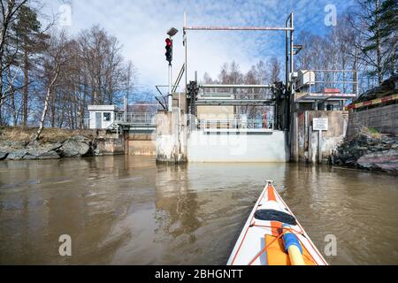 Kajakfahren auf dem Pikkalanjoki Fluss, Siuntio, Finnland Stockfoto