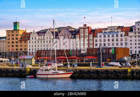 Bergen, Hordaland / Norwegen - 2019/09/03: Panoramablick auf das Strandsiden-Viertel entlang der Strandkaien-Straße am Hafen von Bergen Vagen über das historische Stockfoto