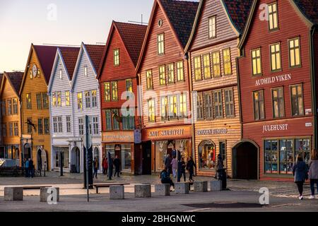 Bergen, Hordaland / Norwegen - 2019/09/03: Panoramablick auf das historische Bryggen-Viertel mit hanseatischen Bauwerken am Hafen von Bergen Vagen Stockfoto