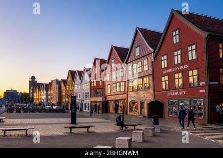 Bergen, Hordaland / Norwegen - 2019/09/03: Panoramablick auf das historische Bryggen-Viertel mit hanseatischen Bauwerken am Hafen von Bergen Vagen Stockfoto