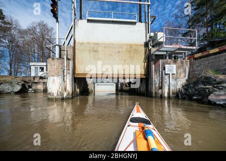 Kajakfahren auf dem Pikkalanjoki Fluss, Siuntio, Finnland Stockfoto