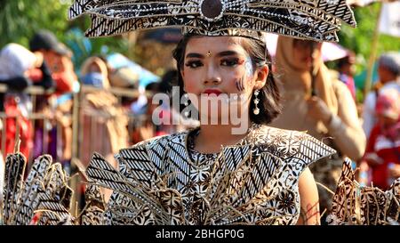 Pekalongan / Indonesien - 6. Oktober 2019: Wunderschöne Frauen tragen einzigartige Kostüme und tragen so ihre Teilnahme am Pekalongan Batik Karneval Stockfoto