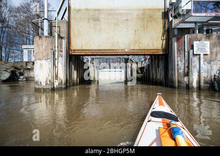 Kajakfahren auf dem Pikkalanjoki Fluss, Siuntio, Finnland Stockfoto