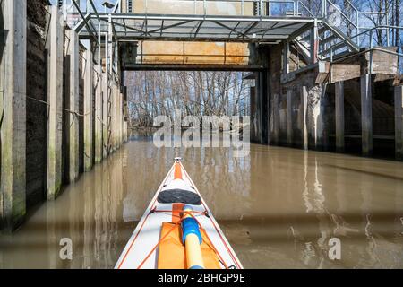 Kajakfahren auf dem Pikkalanjoki Fluss, Siuntio, Finnland Stockfoto