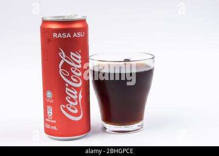 Kota Kinabalu, Sabah, Malaysia-March 28, 2020 : Dose Coca Cola mit Glas auf weißem Hintergrund Stockfoto