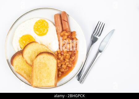 Englisches Frühstück mit Spiegeleiern, Würstchen, Bohnen und Toast auf weißem Hintergrund. Stockfoto