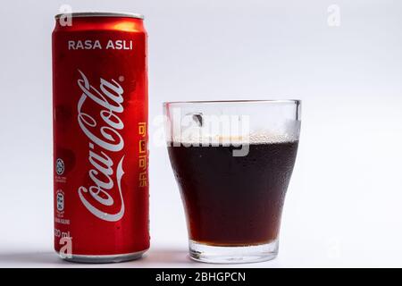 Kota Kinabalu, Sabah, Malaysia-March 28, 2020 : Dose Coca Cola mit Glas auf weißem Hintergrund Stockfoto