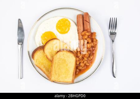 Englisches Frühstück mit Spiegeleiern, Würstchen, Bohnen und Toast auf weißem Hintergrund. Stockfoto