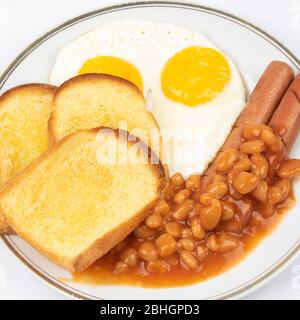 Englisches Frühstück mit Spiegeleiern, Würstchen, Bohnen und Toast auf weißem Hintergrund. Stockfoto