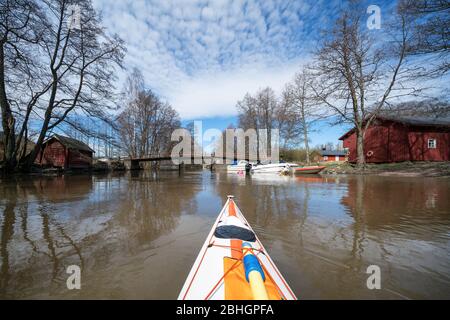 Kajakfahren auf dem Pikkalanjoki Fluss, Siuntio, Finnland Stockfoto