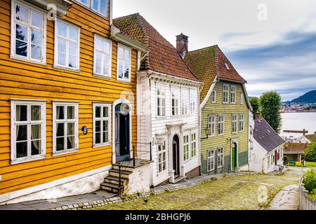 Bergen, Hordaland / Norwegen - 2019/09/06: Rekonstruierte norwegische Stadtstraße aus dem 19. Jahrhundert mit Holzhäusern im Alten Bergen Museum - Gamle Bergen Museum Stockfoto