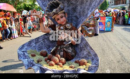 Pekalongan / Indonesien - 6. Oktober 2019: Wunderschöne Frauen tragen einzigartige Kostüme und tragen so ihre Teilnahme am Pekalongan Batik Karneval Stockfoto