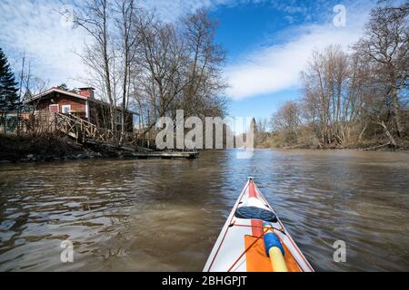 Kajakfahren auf dem Pikkalanjoki Fluss, Siuntio, Finnland Stockfoto