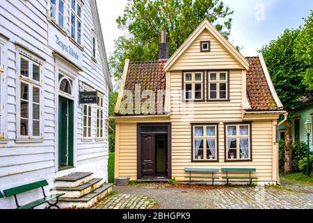 Bergen, Hordaland / Norwegen - 2019/09/06: Rekonstruierte norwegische Stadtstraße aus dem 19. Jahrhundert mit Holzhäusern im Alten Bergen Museum - Gamle Bergen Museum Stockfoto