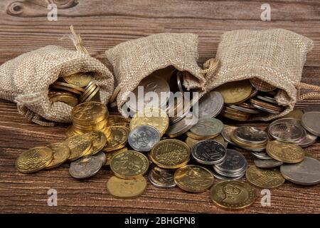 Sack Tasche mit Malaysia Ringgit Münze auf Holztisch.- Sparkonzept Stockfoto