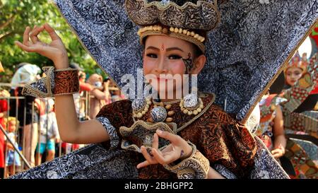 Pekalongan / Indonesien - 6. Oktober 2019: Wunderschöne Frauen tragen einzigartige Kostüme und tragen so ihre Teilnahme am Pekalongan Batik Karneval Stockfoto