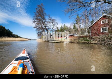 Kajakfahren auf dem Pikkalanjoki Fluss, Siuntio, Finnland Stockfoto