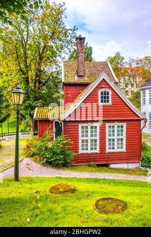 Bergen, Hordaland / Norwegen - 2019/09/06: Rekonstruierte norwegische Stadtstraße aus dem 19. Jahrhundert mit Holzhäusern im Alten Bergen Museum - Gamle Bergen Museum Stockfoto