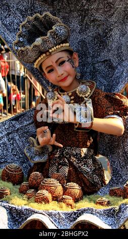 Pekalongan / Indonesien - 6. Oktober 2019: Wunderschöne Frauen tragen einzigartige Kostüme und tragen so ihre Teilnahme am Pekalongan Batik Karneval Stockfoto