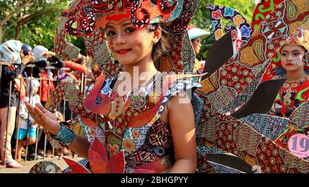 Pekalongan / Indonesien - 6. Oktober 2019: Wunderschöne Frauen tragen einzigartige Kostüme und tragen so ihre Teilnahme am Pekalongan Batik Karneval Stockfoto