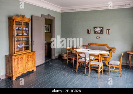 Bergen, Hordaland / Norwegen - 2019/09/06: Rekonstruiertes norwegisches Wohninterieur des 19. Jahrhunderts im Alten Bergen Museum - Gamle Bergen Museum - heritag Stockfoto