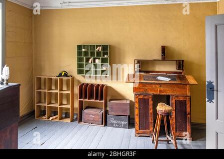 Bergen, Hordaland / Norwegen - 2019/09/06: Rekonstruiertes norwegisches Bürointerieur des 19. Jahrhunderts im Alten Bergen Museum - Gamle Bergen Museum - Heritage par Stockfoto