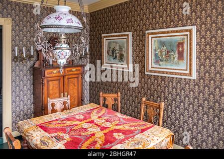 Bergen, Hordaland / Norwegen - 2019/09/06: Rekonstruiertes norwegisches Wohninterieur des 19. Jahrhunderts im Alten Bergen Museum - Gamle Bergen Museum - heritag Stockfoto