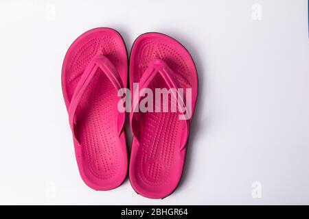 Rosa Strand Gummi Sandalen Flip Flops isoliert auf weißem Hintergrund Stockfoto