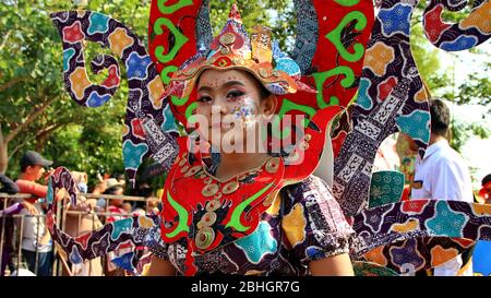 Pekalongan / Indonesien - 6. Oktober 2019: Wunderschöne Frauen tragen einzigartige Kostüme und tragen so ihre Teilnahme am Pekalongan Batik Karneval Stockfoto