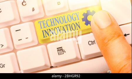 Textschild mit der Aufschrift Technology Innovation. Business Foto Text erweiterte net verbundenen Geräten eine kreative Technik Stockfoto