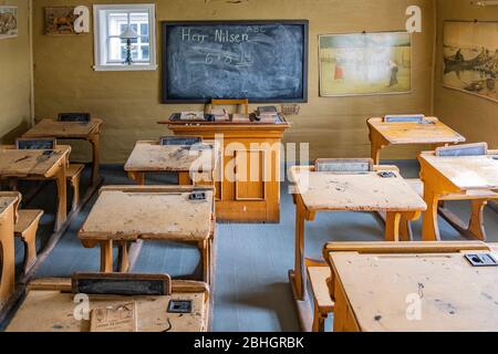 Bergen, Hordaland / Norwegen - 2019/09/06: Rekonstruierte norwegische Schulklasse aus dem 19. Jahrhundert im Alten Bergen Museum - Gamle Bergen Museum - Heritage Park Stockfoto