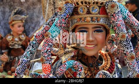 Pekalongan / Indonesien - 6. Oktober 2019: Wunderschöne Frauen tragen einzigartige Kostüme und tragen so ihre Teilnahme am Pekalongan Batik Karneval Stockfoto