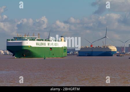 Titus verlässt Portbury Docks und geht auf dem Weg zum Meer Stockfoto