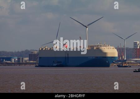 Elegantes Ace wartet auf den Eingang in Portbury Docks Stockfoto