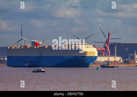 Elegantes Ace wartet auf den Eingang in Portbury Docks Stockfoto