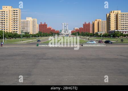 Stadtbild von Pjöngjang mit Monument Korea Workers' Party, Pjöngjang, Nordkorea Stockfoto