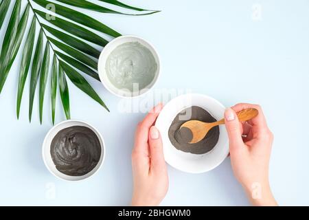 Weibliche Vorbereitung Gesicht Ton Masken, Draufsicht. Gesichtsbehandlung, SPA natürliche organische Kosmetik-Konzept Stockfoto