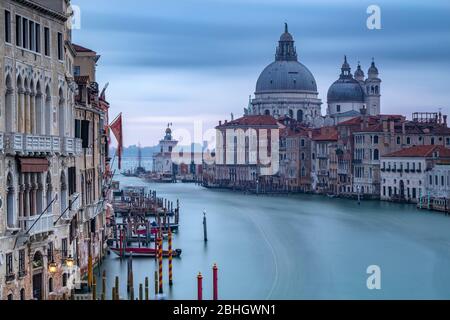 Der Grand Canal und die Basilica von Santa Maria della Salute von der Academia Brücke in Venedig bei Sonnenaufgang aus gesehen. Stockfoto