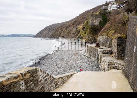 Der Strand im Dorf Bucks Mills an der Nordküste von Devon enthält die Überreste von zwei Öfen und einen kleinen Wasserfall. Devon, England, Großbritannien. Stockfoto